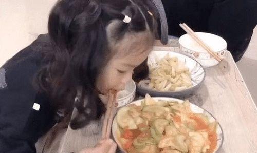 酒店扇巴掌的视频吃瓜是真的吗,吃瓜群众热议真相揭秘