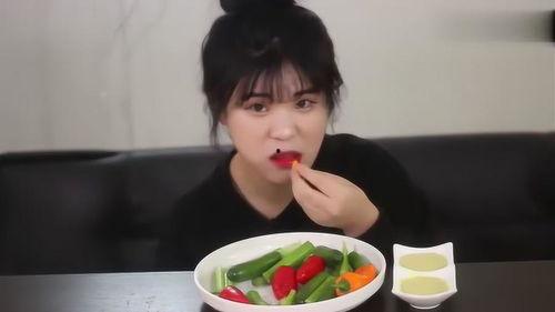 美女吃脆瓜视频大全,美女品尝瞬间,视觉盛宴来袭