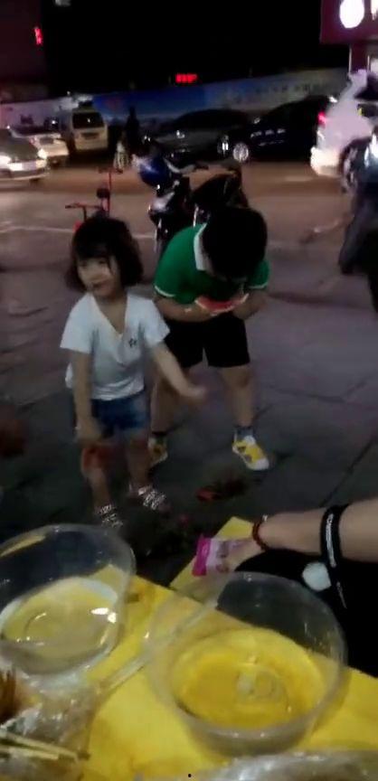 广西兄妹吃瓜事件视频播放,一场引发网友热议的乡村奇观