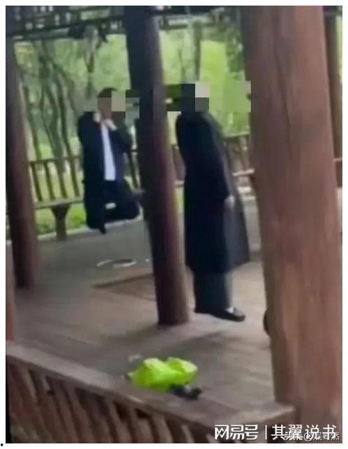 迎新凉亭吃瓜事件视频播放,视频曝光引发网友热议