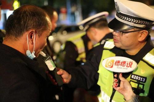 综合执法吃瓜的视频,吃瓜群众围观执法瞬间