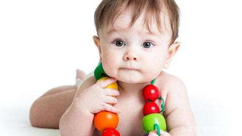 一岁宝宝吃哈密瓜视频,萌态十足引网友热议