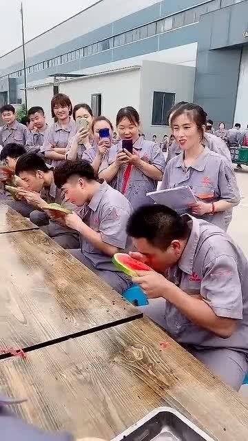 员工吃瓜比赛视频大全最新,笑料百出欢乐无限