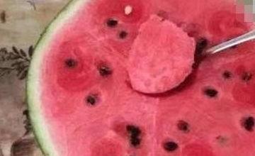 西瓜视频路边吃瓜