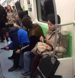女子地铁吃瓜视频大全免费观看