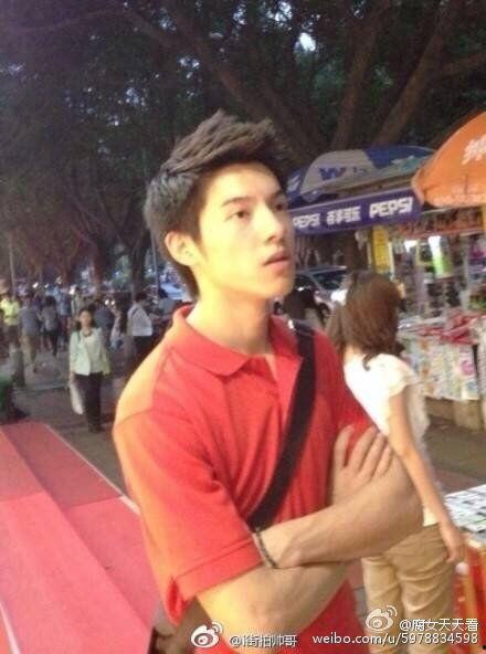 摆地摊帅哥吃瓜视频下载,瓜田李下，人间烟火气